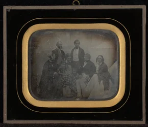 Portrait de groupe de huit personnes dont M. et Mme. Eynard